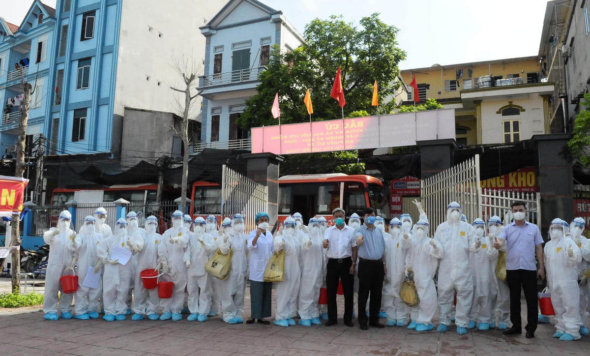 Thứ trưởng Bộ Y tế Nguyễn Trường Sơn có mặt tại các điểm thực hiện test nhanh ở Việt Yên, Bắc Giang. Nguồn: Bộ Y tế.