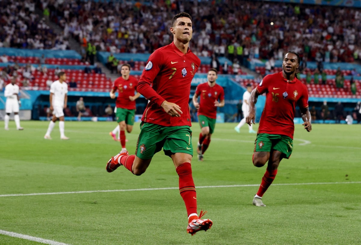 Cú đúp bàn thắng từ chấm penalty đưa Ronaldo trở thành cầu thủ ghi bàn nhiều nhất ở cấp độ đội tuyển, ngang bằng với thành tích của cựu danh thủ Iran, Ali Daei với 109 bàn.