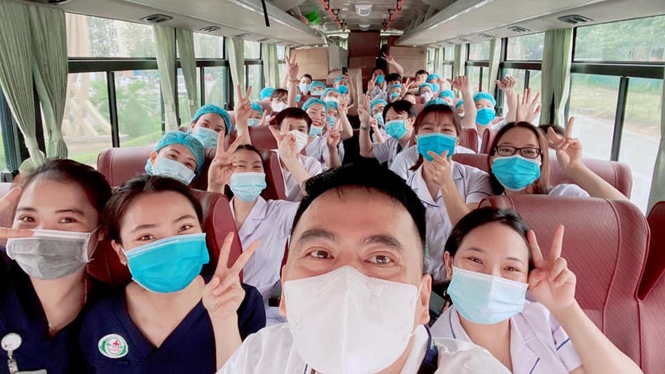 Những hình ảnh ấm lòng người dân vùng dịch