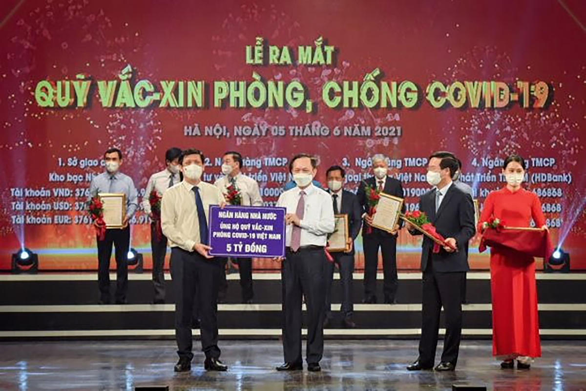 Phó Thống đốc NHNN Đào Minh Tú đại diện NHNN trao ủng hộ Quỹ vaccine phòng, chống Covid-19.