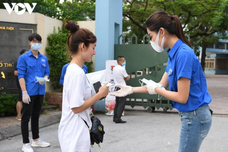 [ẢNH] Thí sinh Hà Nội tuân thủ đeo khẩu trang trong buổi thi đầu tiên