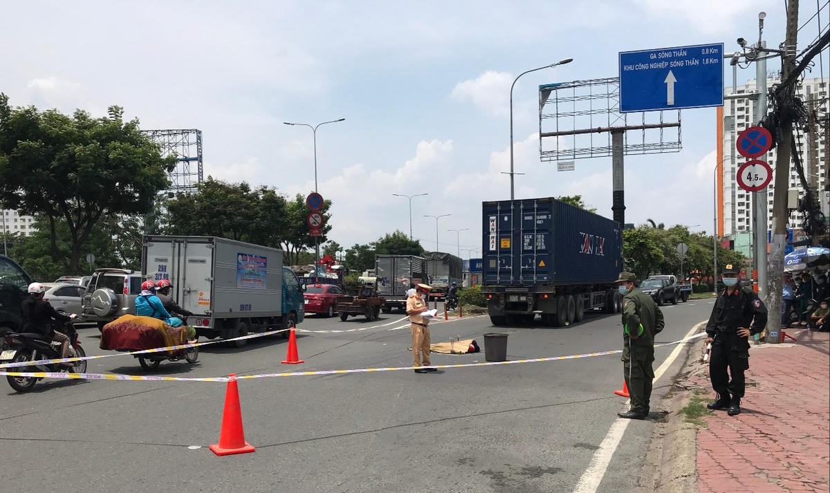 Công an khám nghiệm hiện trường. Ảnh: TL.