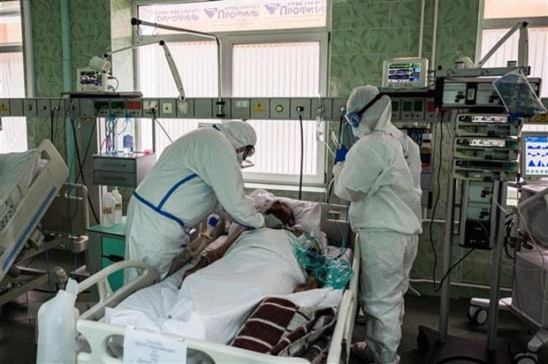 Nhân viên y tế điều trị cho bệnh nhân Covid -19 tại bệnh viện ở Moskva, Nga. (Ảnh: AFP/TTXVN).  