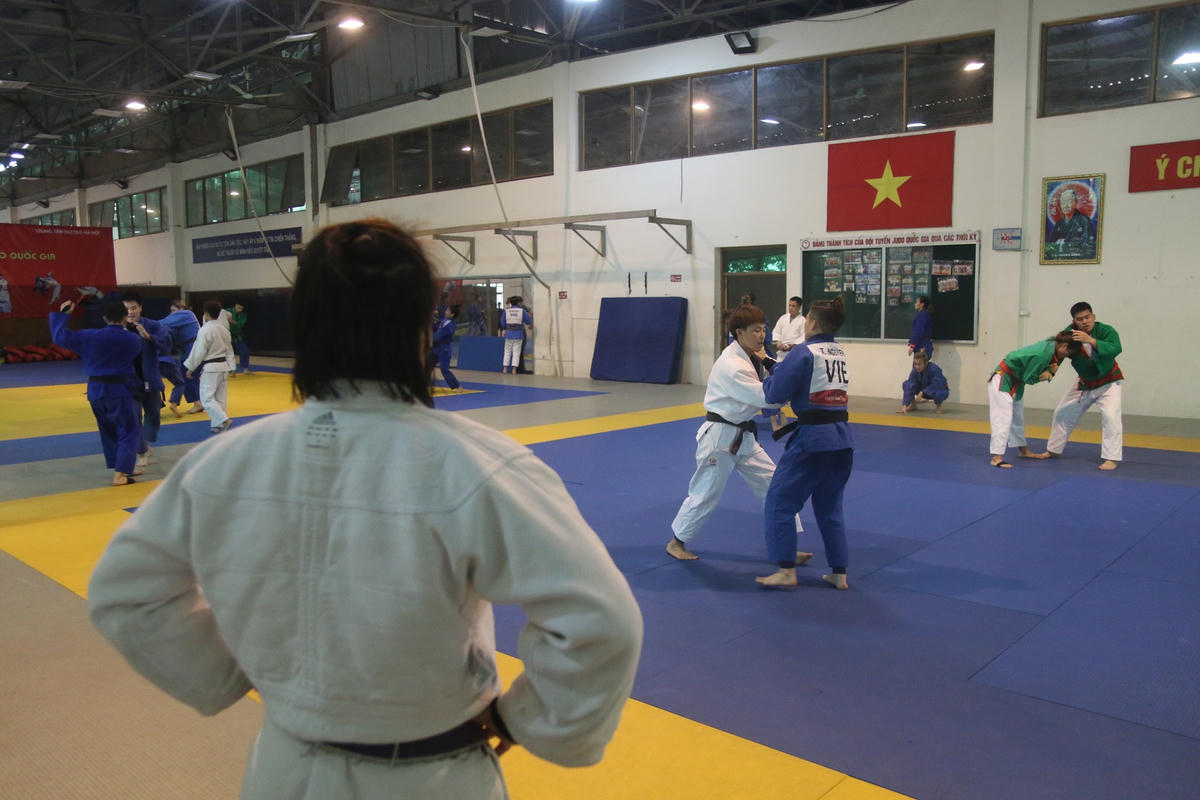 Ba người một nhóm, thay phiên nhau tập các tình huống đối kháng và các đòn thế trong Judo.