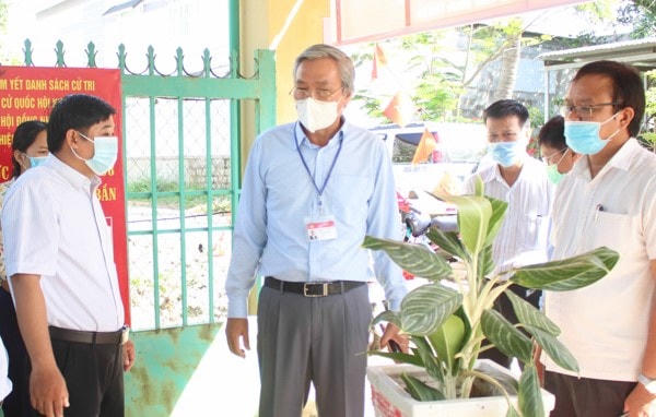 Ông Lê Văn Bình, Chủ tịch Ủy ban MTTQ Việt Nam tỉnh Ninh Thuận kiểm tra công tác bầu cử tại tổ bầu cử thuộc xã Hộ Hải, huyện Ninh Hải.