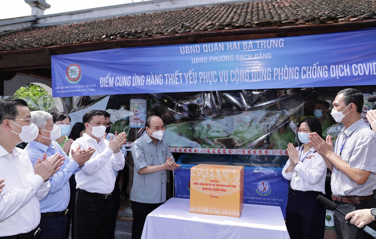 Đoàn công tác thăm điểm cung ứng nhu yếu phẩm phục vụ nhân dân tại chỗ ở phường Bạch Đằng, quận Hai Bà Trưng, Hà Nội.