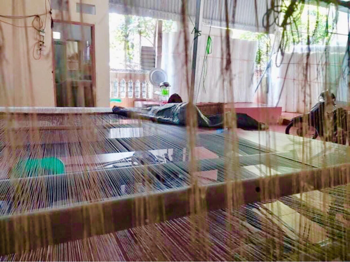 Từ đầu năm đến nay, mặc dù các xưởng dệt trong làng cố gắng duy trì sản xuất, nhưng sản lượng bị giảm rất nhiều do nguồn hàng của cơ sở bị ngưng trệ, chủ xưởng dệt không xuất được hàng đi nên cô và nhiều hộ gia đình khác không có việc để làm.