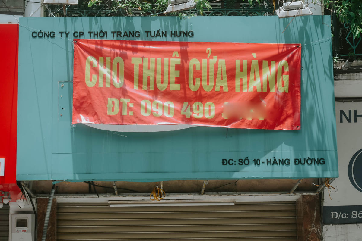 Nếu như trước đây, người thuê cửa hàng sẽ phải chờ rất lâu mới có cửa hàng sang nhượng thì giờ đây việc tìm kiếm một mặt bằng để thuê trên tuyến phố cổ lại rất dễ dàng.