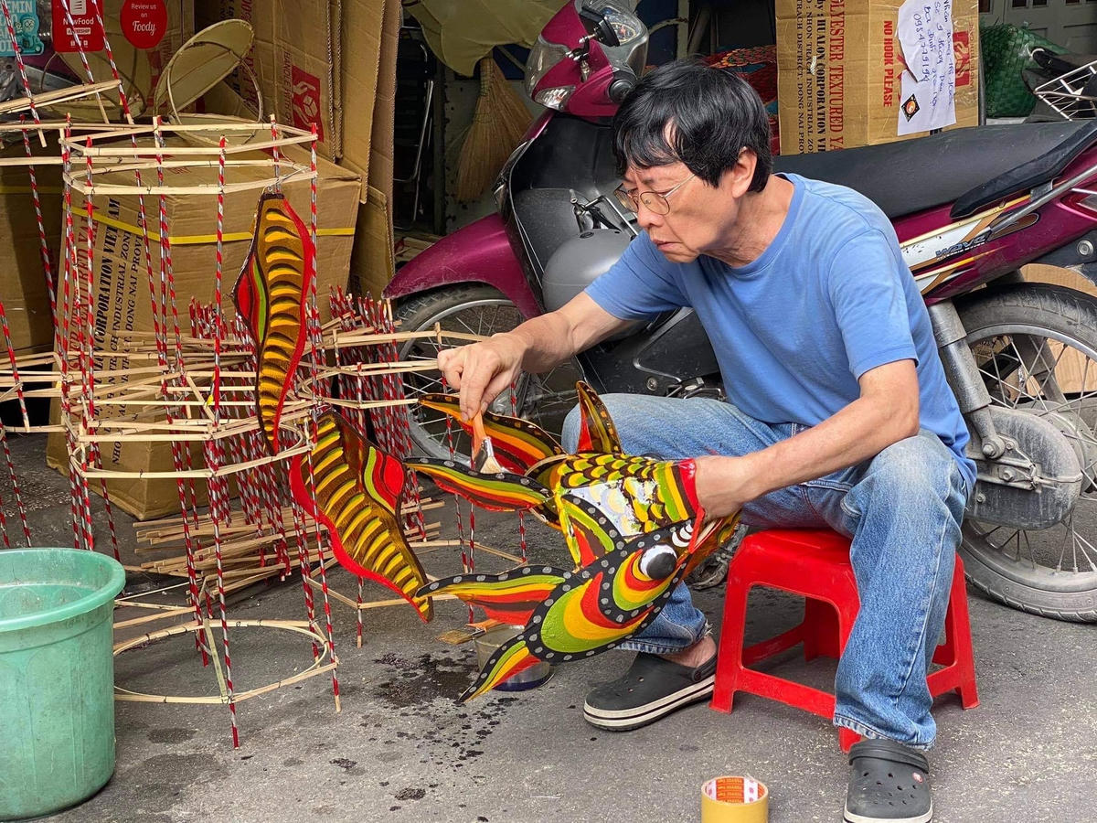 Nhà nghiên cứu Trịnh Bách khôi phục lại chiếc đèn Trung thu Cá cưỡi rồng. Ảnh: Thu Hòa.