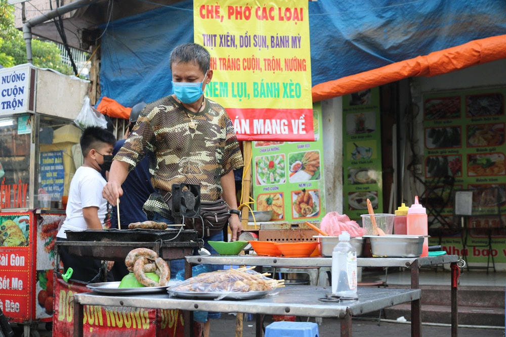 Nhiều tiểu thương còn bố trí sẵn nước rửa tay sát khuẩn phục vụ khách mua hàng.