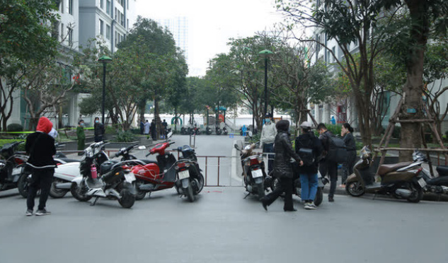 Lực lượng chức năng dựng rào chắn khu vực đường vào toà T6 Times City. 