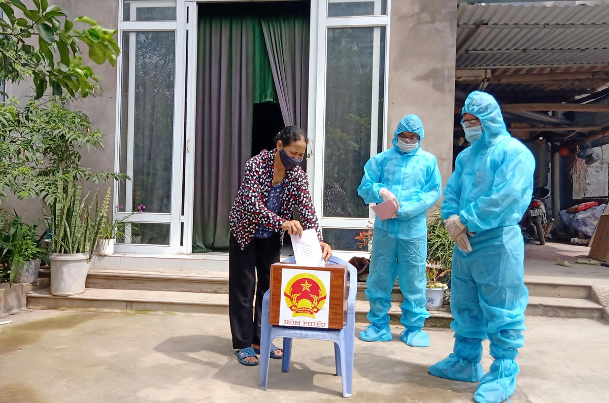 Cử tri TDP Khu Đình (thị trấn An Châu) cách ly tại nhà thực hiện quyền, nghĩa vụ công dân.  
