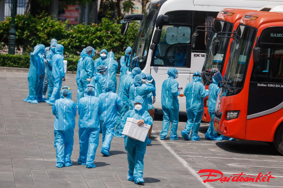 [ẢNH] Xuyên đêm lấy mẫu xét nghiệm Covid-19 cho 10 nghìn công nhân KCN Quang Châu