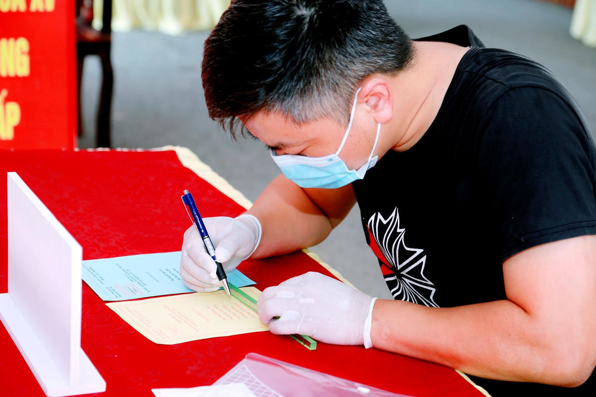 Cử tri viết phiếu bầu cử.