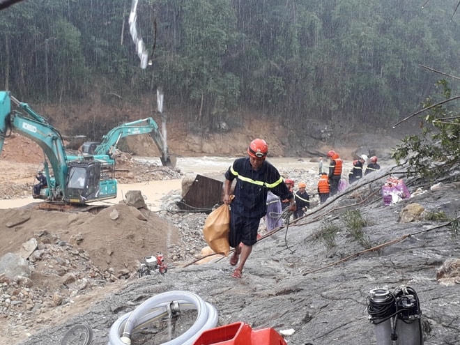 CBCS Công an tỉnh Thừa Thiên Huế và lực lượng các đơn vị đội mưa bám hiện trường làm nhiệm vụ tìm kiếm nạn nhân. Ảnh: CAND.