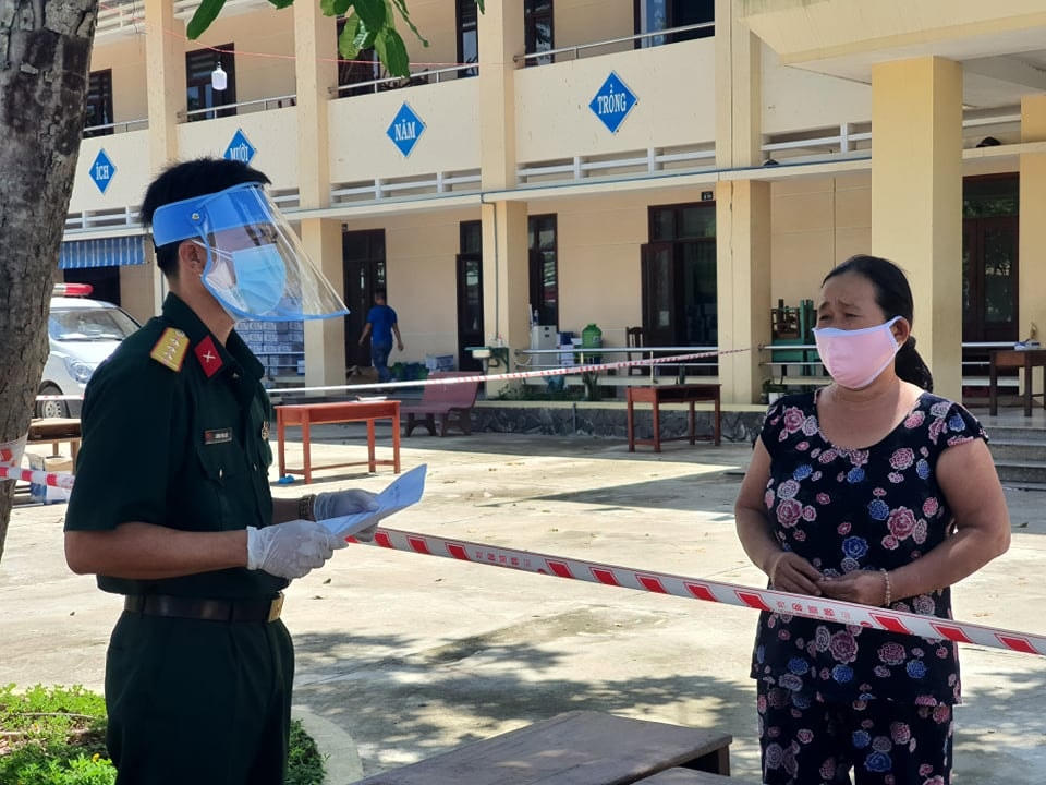 Cán bộ trong khu cách ly động viên bà Cúc tiếp tục thực hiện cách ly.
