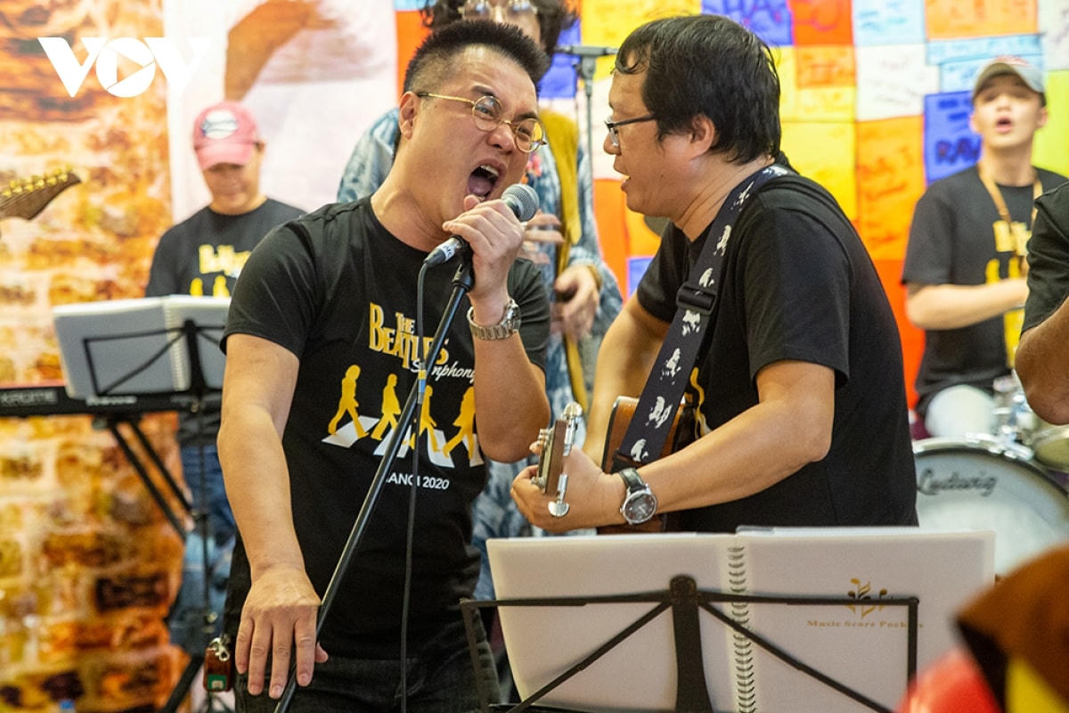 ...và Tùng "John" (phải) nổi tiếng một thời. (tên thật là Trần Thanh Tùng - anh cũng chính là Giám đốc của công ty Mỹ Thanh - đơn vị sản xuất chương trình)  