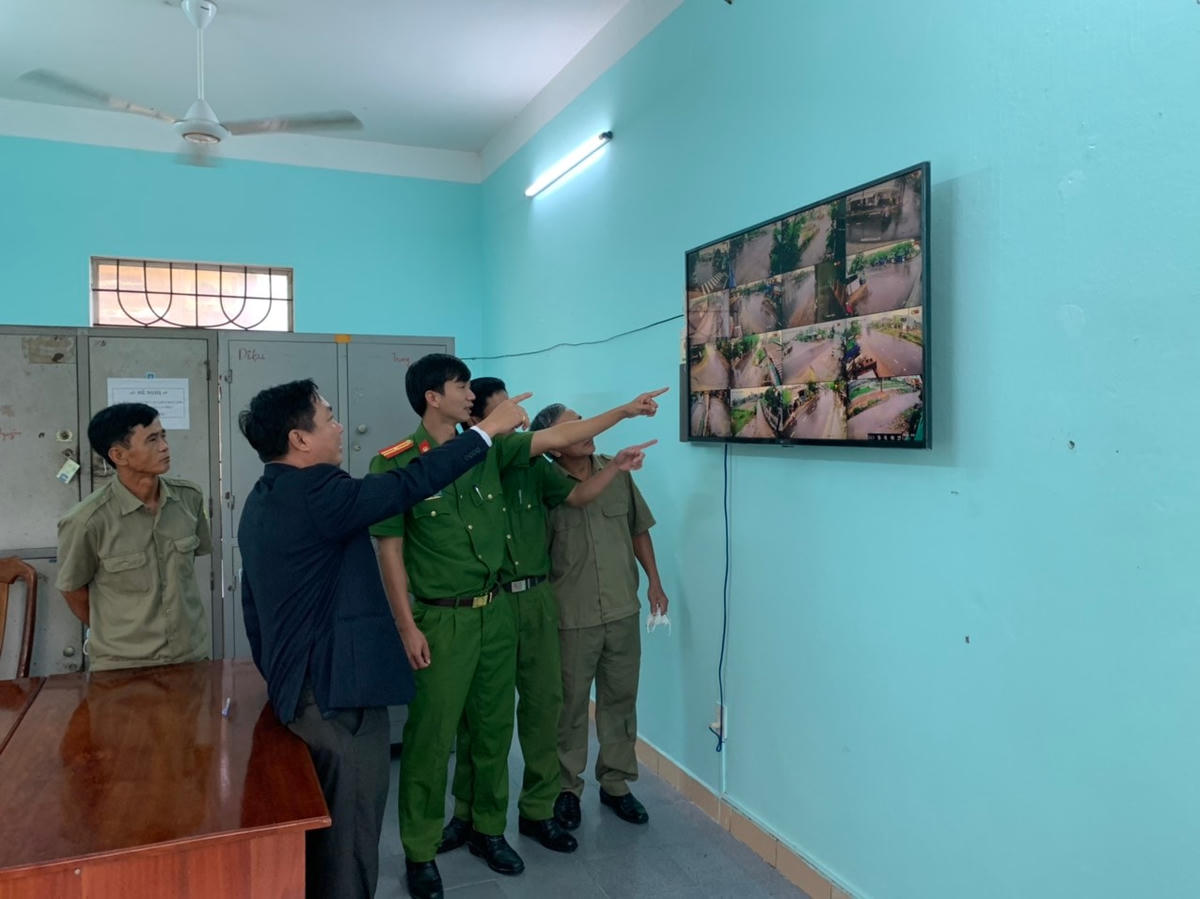 Kiểm tra tại một hệ thống camera an ninh của phường.