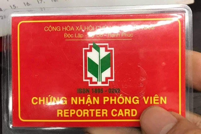 Thẻ chứng nhận phóng viên do nhóm người trên xuất trình.  