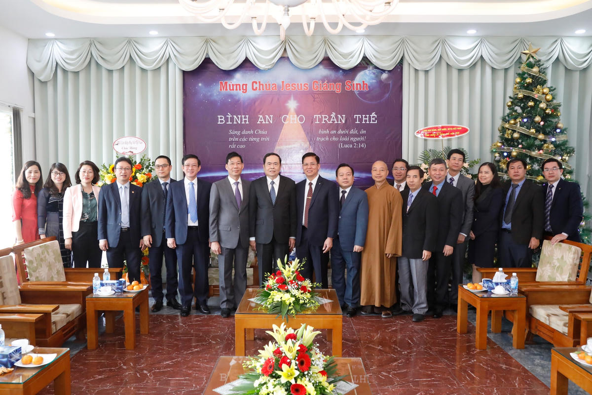 Chủ tịch Trần Thanh Mẫn cùng Đoàn đại biểu lãnh đạo Đảng, Nhà nước, MTTQ Việt Nam chụp ảnh lưu niệm với Hội thánh Tin lành Việt Nam (Miền Bắc).