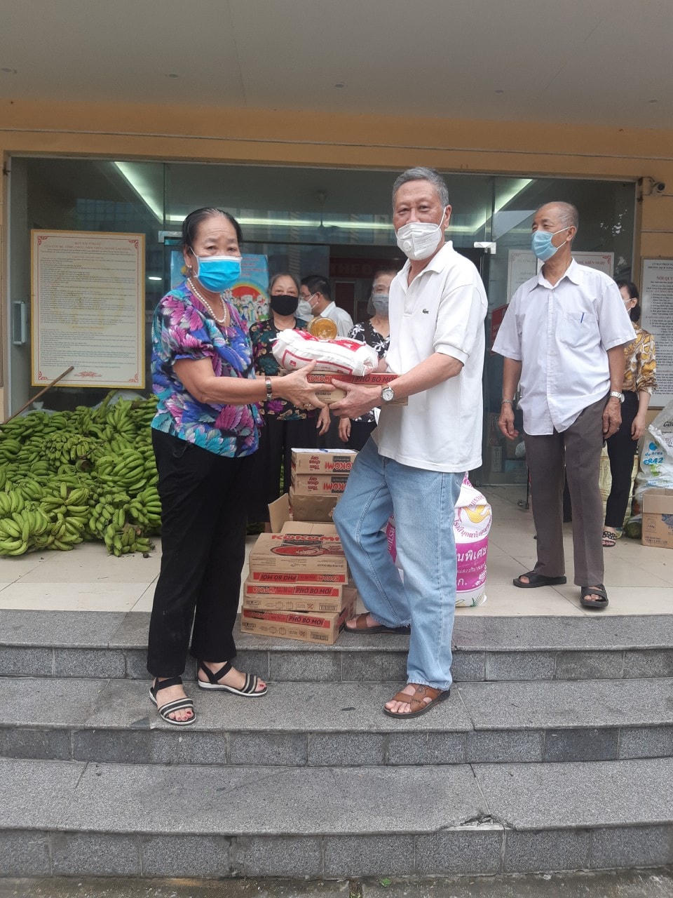 Bà Đỗ Thị Thảo thay mặt Hội Người cao tuổi phường Dịch Vọng Hậu tặng quà cho người nghèo.