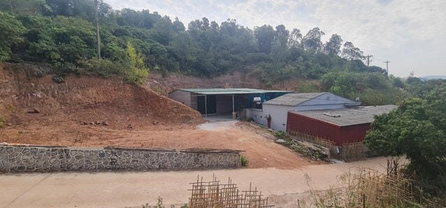 Một hộ dân tự ý san gạt đất, khoét sâu vào chân núi Mâm Xôi để xây dựng nhà ở.
