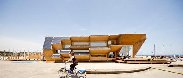 Công trình tọa lạc tại cảng Olympic của Barcelona.  