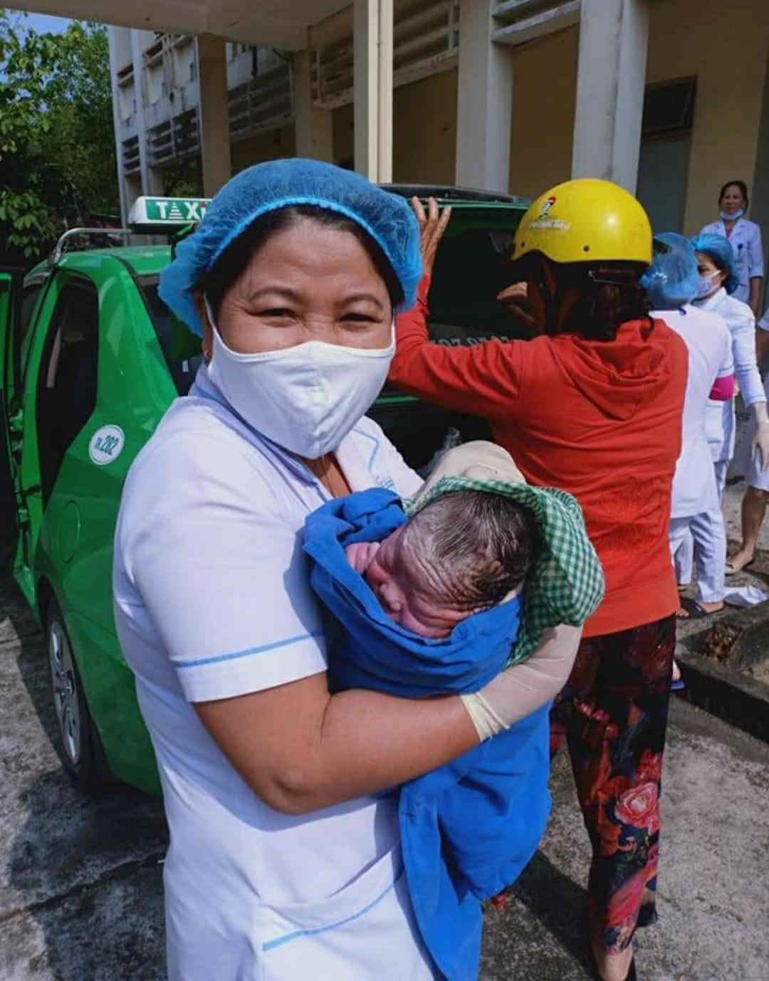 Nhân viên y tế tiếp nhận chăm sóc mẹ con sản phụ.