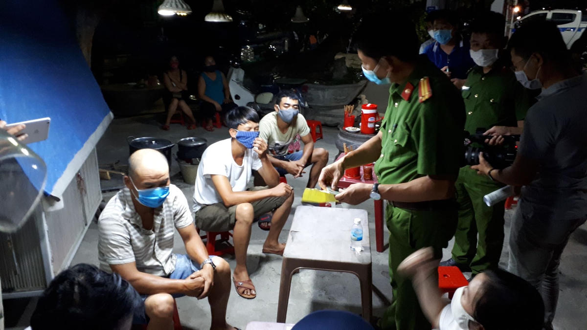 3 tài xế làm việc với cơ quan chức năng.