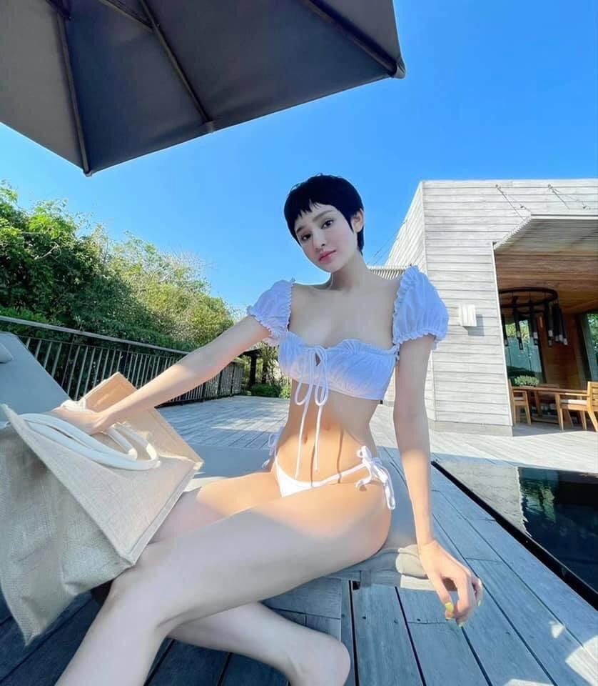 Hiền Hồ khiến dân tình trầm trồ bởi vẻ sexy ít thấy: “Mặc đồ bơi chụp hình chơi chơi”.  