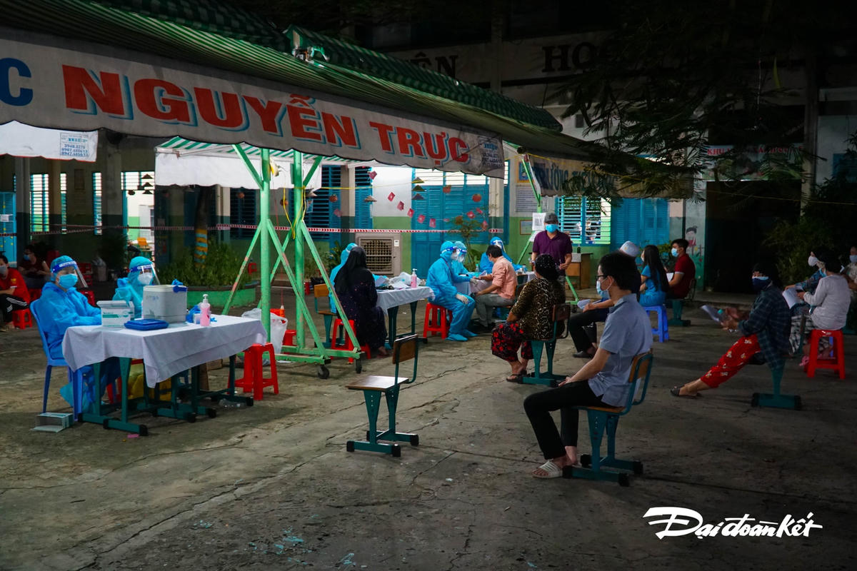 Đồng bào Chăm xếp hàng chờ gọi tên.