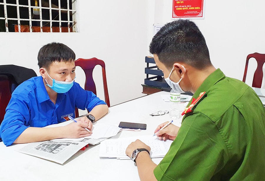 Công an phường An lấy lời khai ban đầu của Trần Phước An. Ảnh Công an cung cấp.