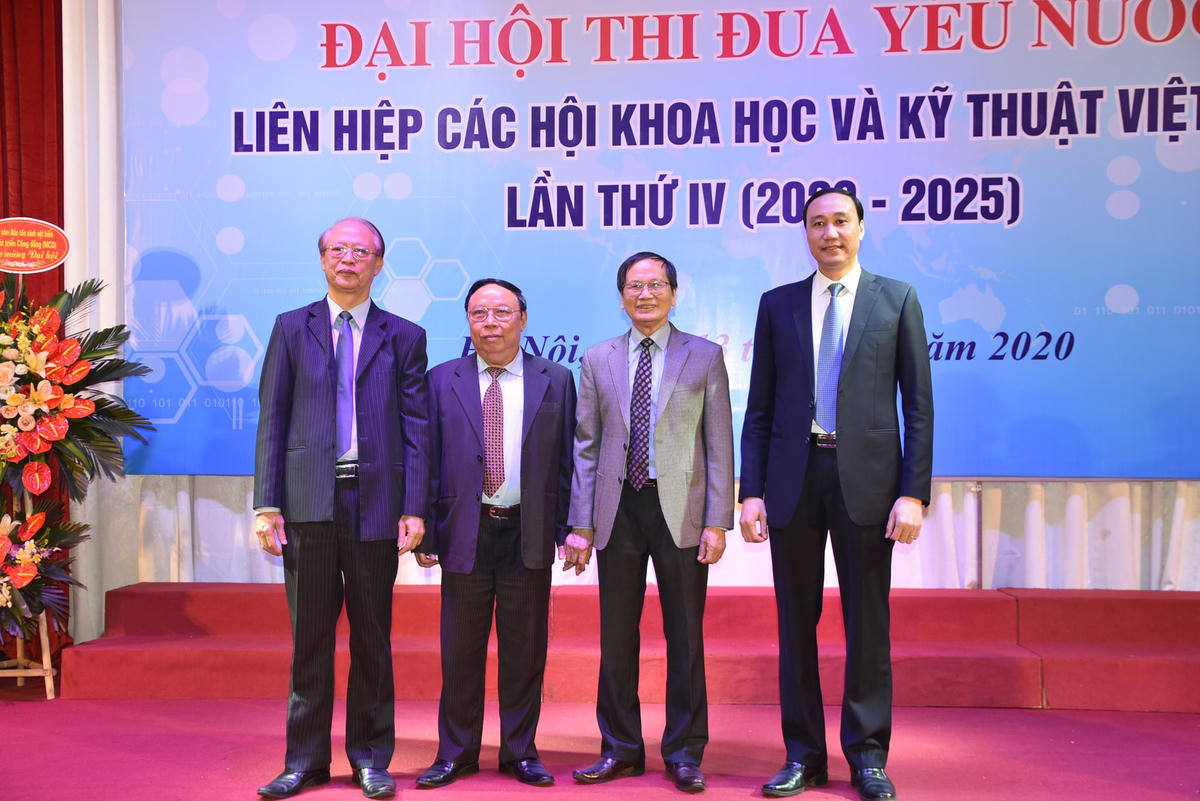 Phó Chủ tịch Phùng Khánh Tài cùng các đại biểu chụp ảnh lưu niệm.