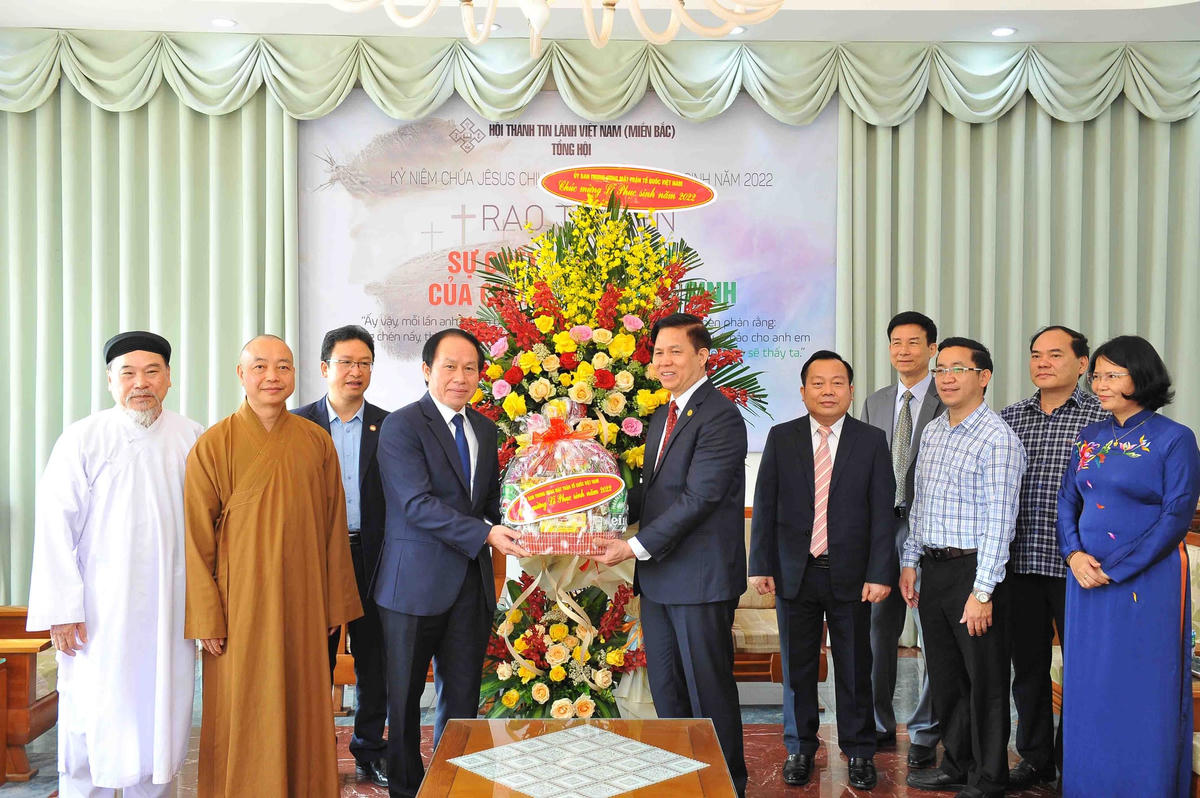 Phó Chủ tịch – Tổng Thư ký Lê Tiến Châu thăm, chúc mừng Hội Thánh Tin Lành Việt Nam (miền Bắc).