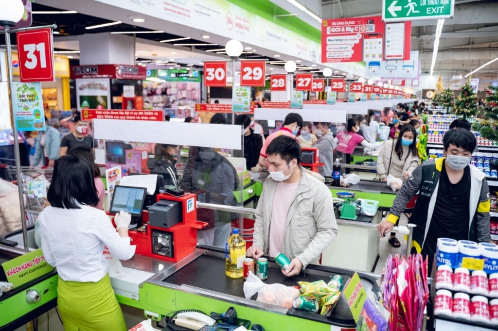 Người tiêu dùng tham quan, mua sắm tại Trung tâm thương mại Big C Thăng Long.