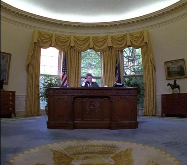 Tổng thống Bill Clinton nói chuyện qua điện thoại với các Thị trưởng Mỹ tại Phòng Bầu dục của Nhà Trắng, ngày 4/5/1993.