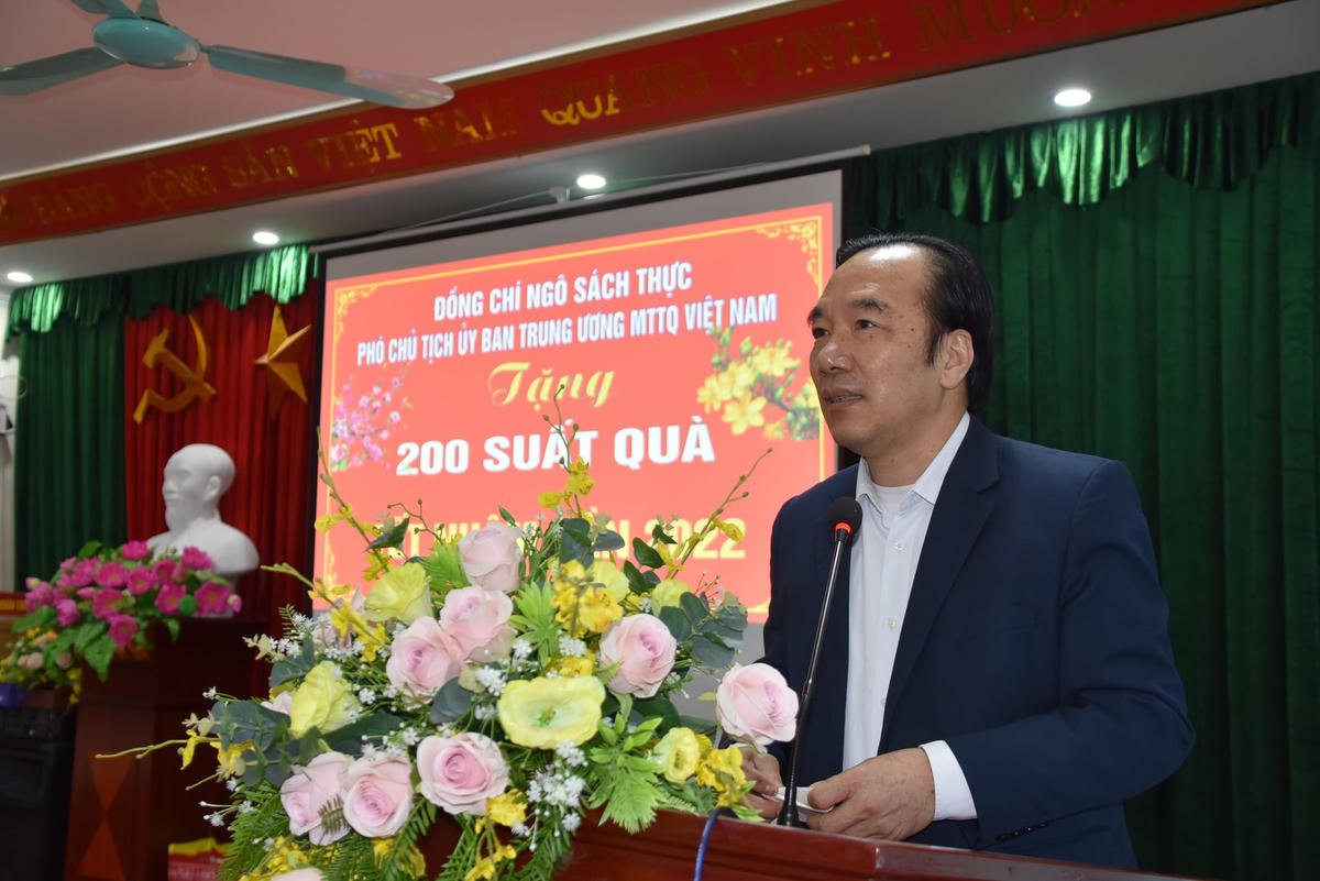 Phó Chủ tịch Ngô Sách Thực trò chuyện cùng lãnh đạo huyện Việt Yên và người lao động tại Khu công nghiệp Đình Trám.