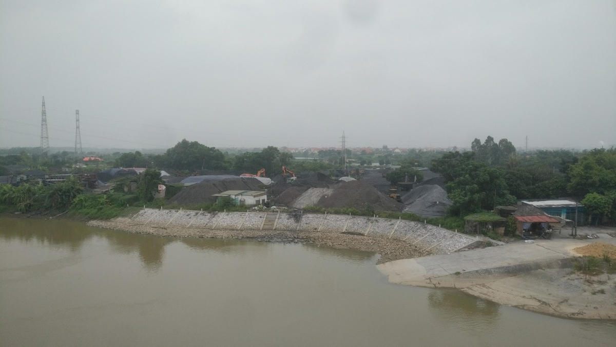 Những bãi than trái phép tại bãi sông đê tả Lai Vu, huyện Kim Thành, Hải Dương.