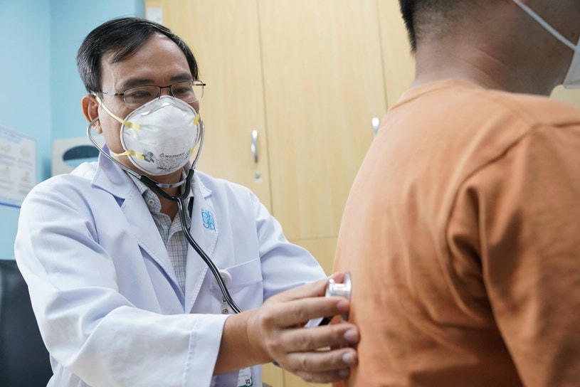 Người bị mắc Covid-19 nên chủ động khám sức khỏe trong vòng 1-3 tháng đầu khỏi bệnh, nếu xuất hiện triệu chứng mệt, khó thở, hụt hơi, tim đập nhanh thì cần đến bệnh viện khám sớm hơn.  