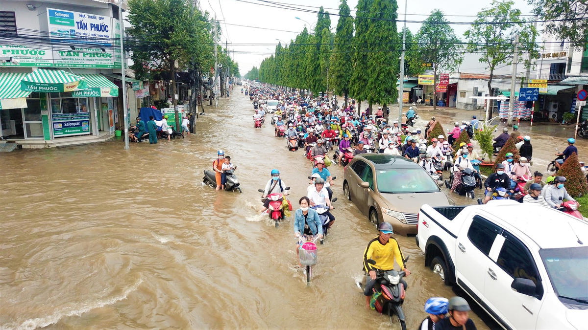 Triều cường gây ngập nhiều tuyến đường thành phố Cần Thơ.