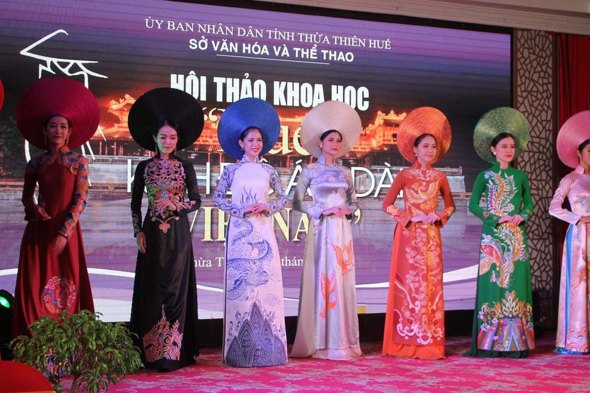 Trình diễn Áo dài Việt Nam.