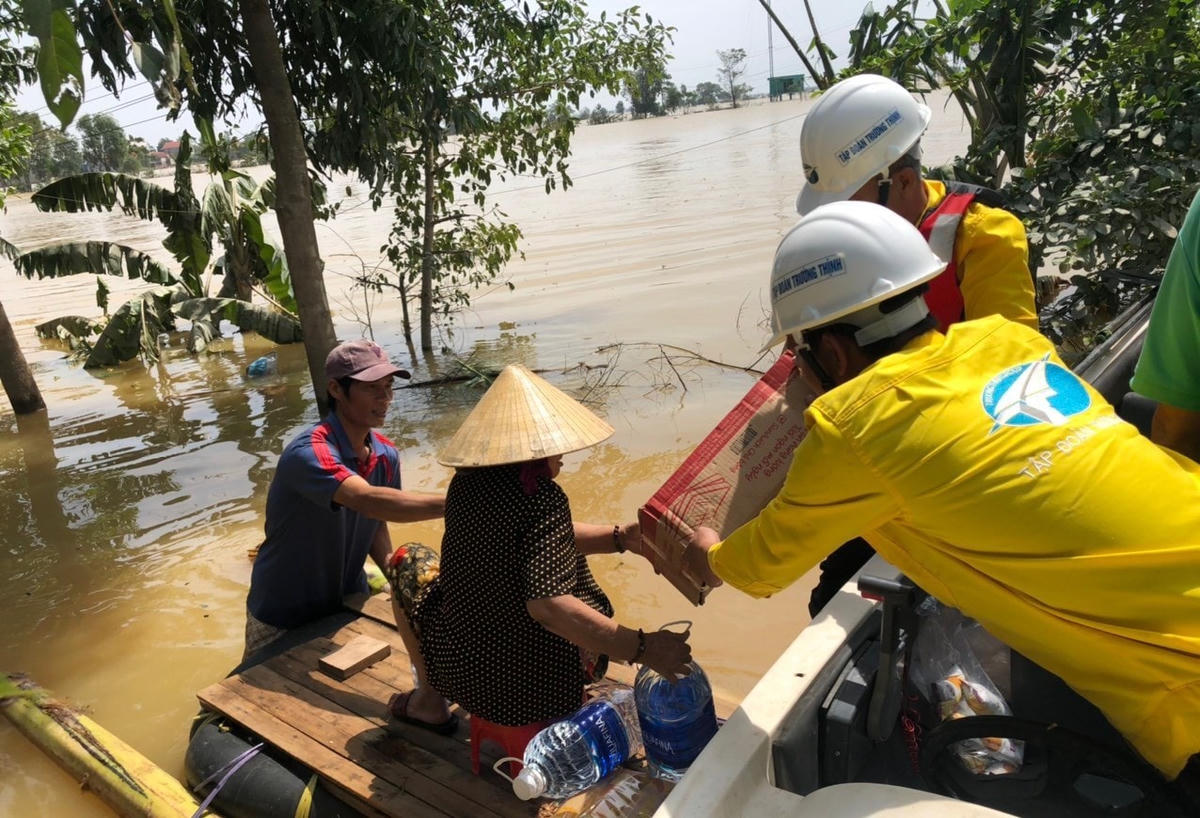 Ứng cứu hàng trăm người trong lũ khắp các địa phương ngập nặng trong lũ trên địa bàn Quảng Bình.