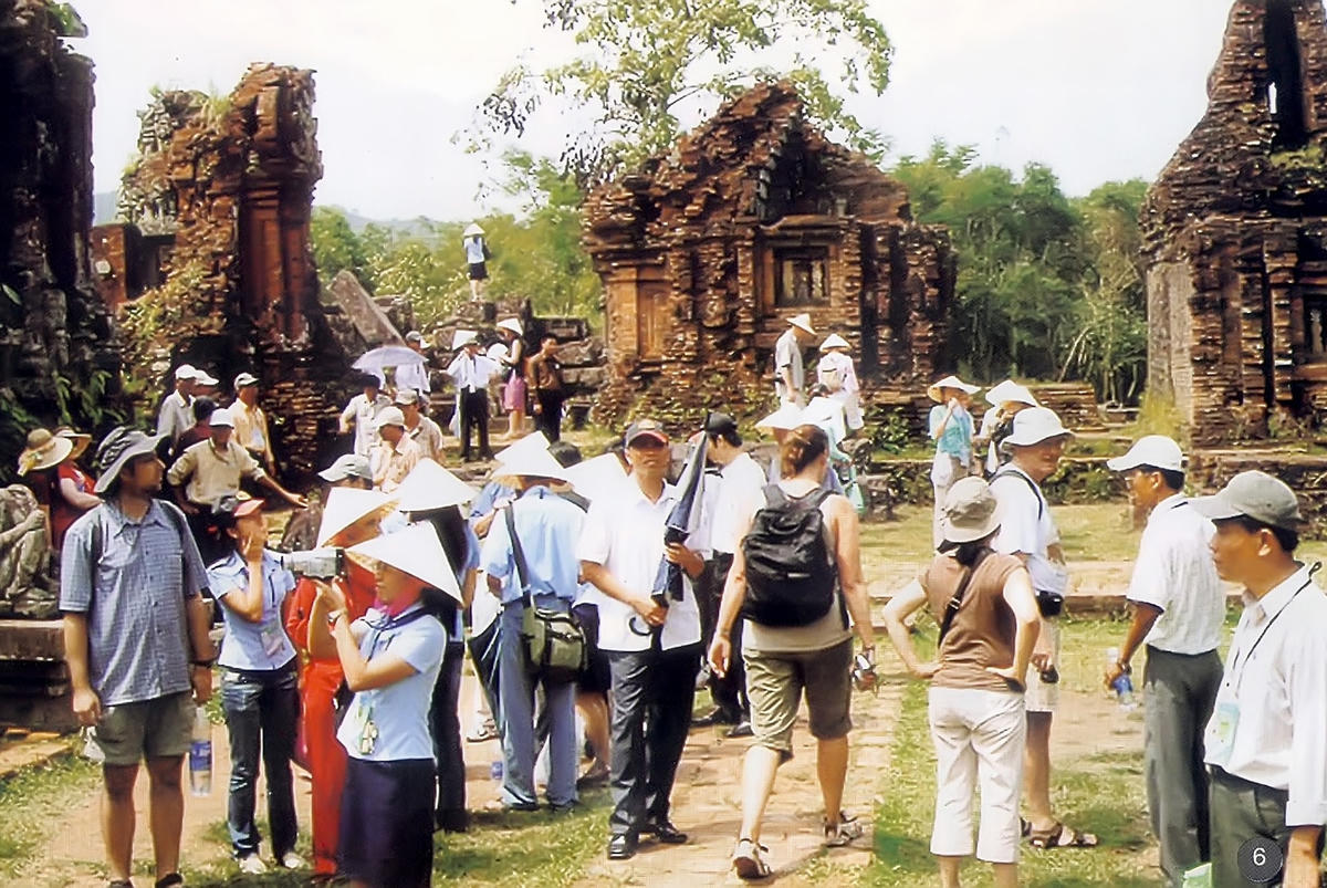 Du khách đến với Đền tháp Mỹ Sơn- Di sản văn hóa thế giới.
