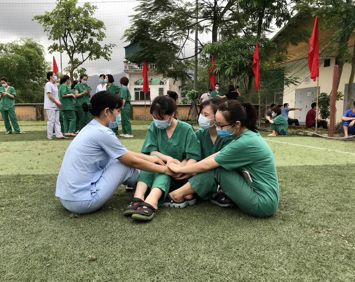 Giây phút chia sẻ, chung tay của các y,bác sĩ quyết tâm hoàn thành nhiệm vụ