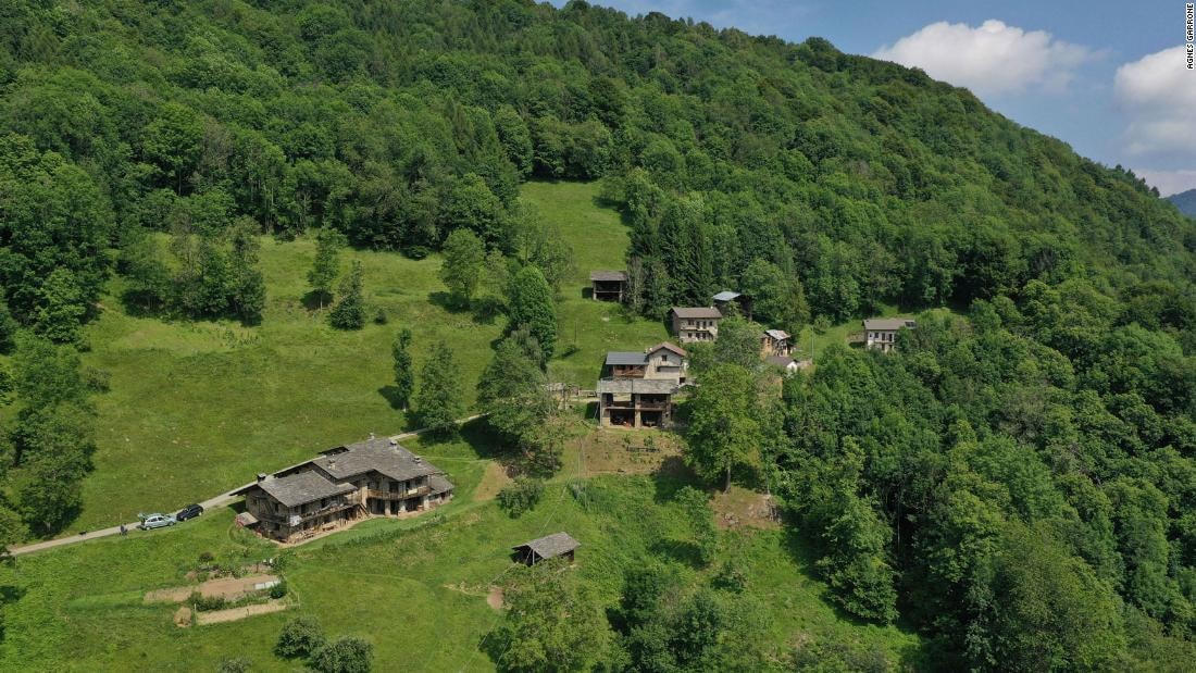 Ngôi làng chăn cừu Coumboscuro ở Italy. Ảnh: CNN.