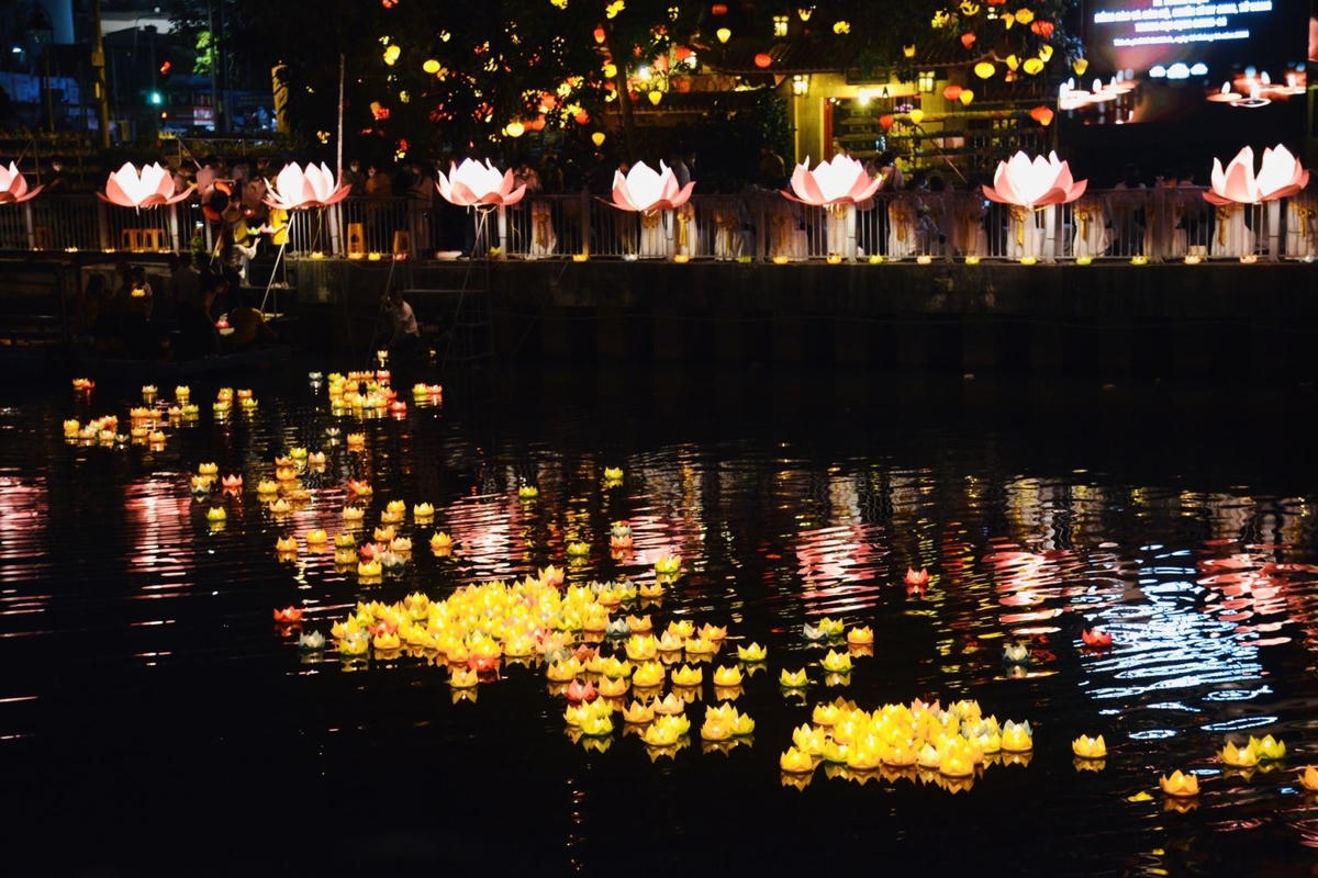 [ẢNH] Lắng đọng trong ánh hoa đăng