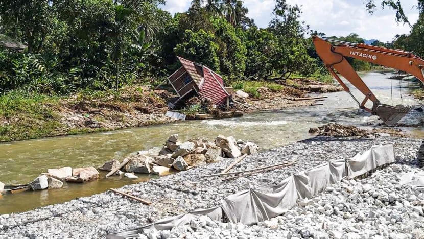 Bờ sông Sungai Lui đã bị xói mòn sau trận lũ lụt xối xả vào năm ngoái. Ảnh: CNA.