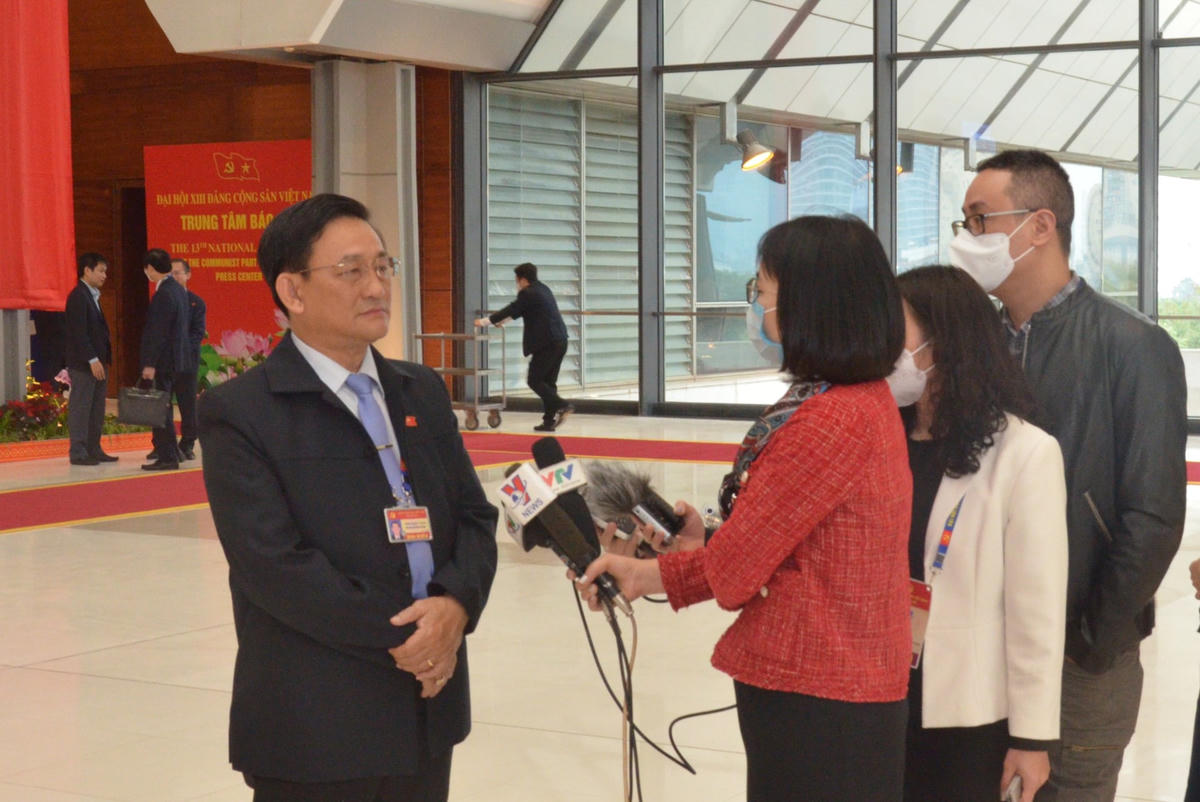 Đại biểu Trần Quốc Tuấn, Trưởng ban Tuyên giáo Tỉnh ủy Trà Vinh trả lời báo chí.