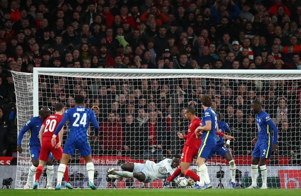 Thủ thành Mendy của Chelsea thực hiện một pha cản phá trong trận chung kết.