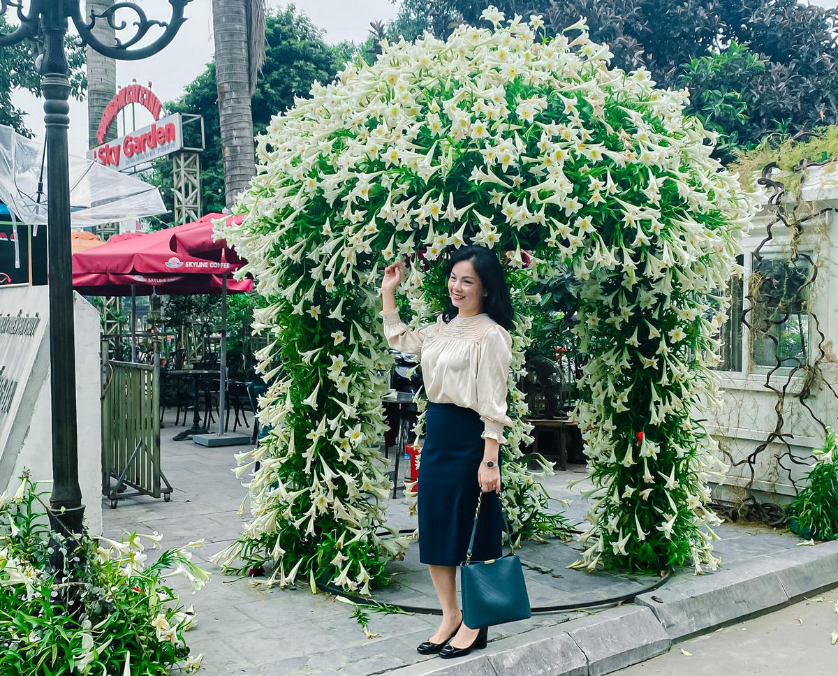 Chị Nguyễn Thị Quyên trú tại Đống Đa (Hà Nội) chia sẻ: “Khi đến đây, chúng tôi như lạc vào một rừng hoa loa kèn, khung cảnh ấy khiến cho tôi cảm giác được sống lại với thời tuổi trẻ”.
